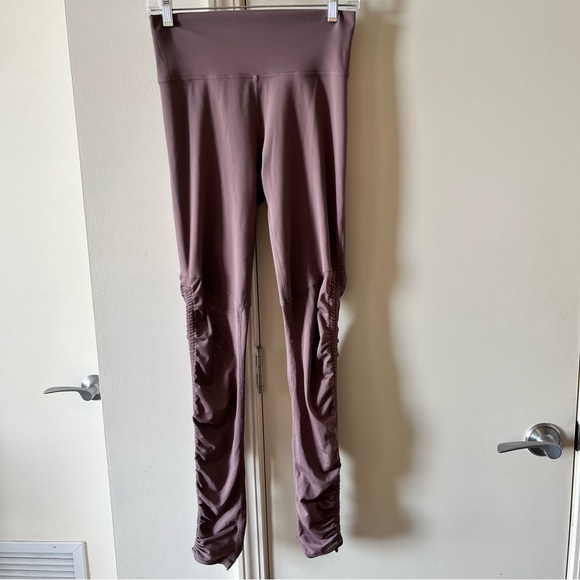 Fabletics Women’s Pink Leggings Size Medium - Picture 1 of 6